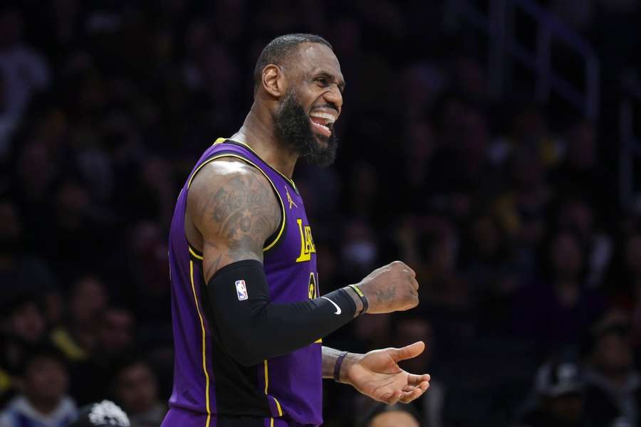 A estrela dos Lakers, LeBron James, poderia ter-se mudado para os Golden State Warriors no inverno.