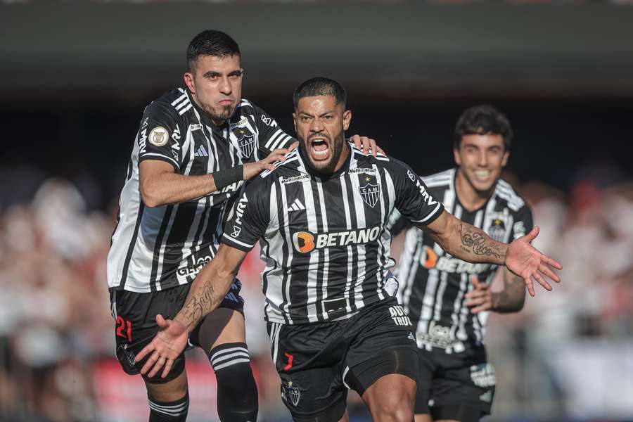 Hulk festeja o golaço que abriu caminho para a vitória do Atlético Mineiro