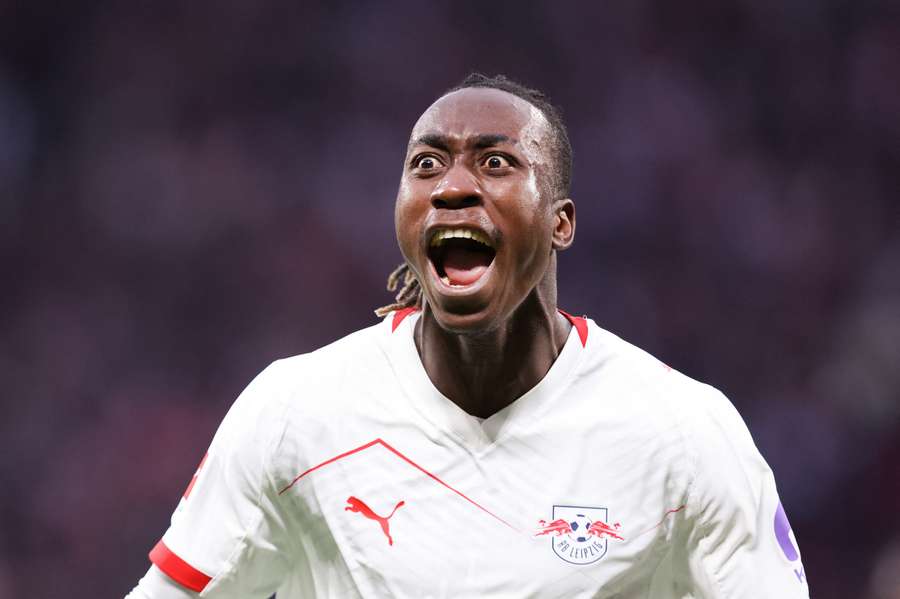 Yan Diomande z Lipska slaví gól zápase se Stuttgartem. 