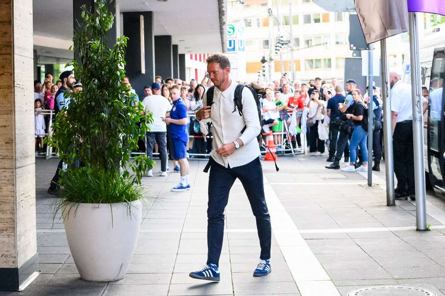 Julian Nagelsmann po przybyciu do hotelu drużyny w Stuttgarcie.