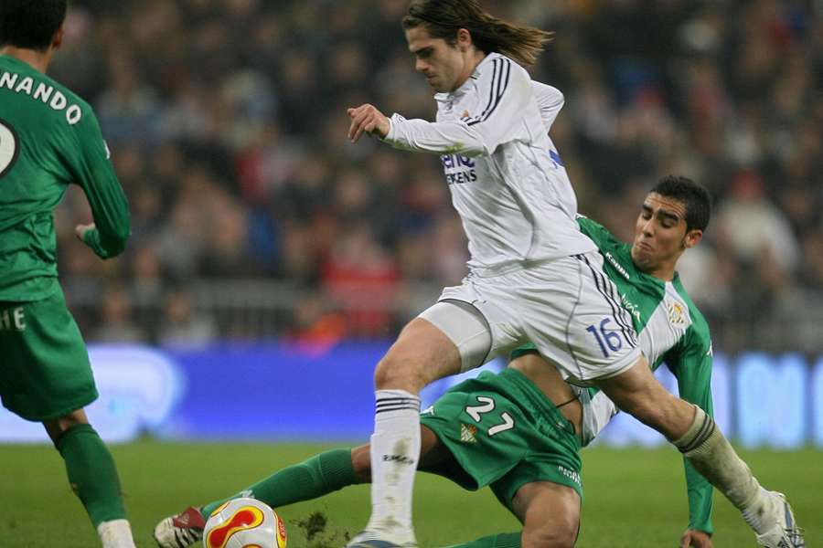 Fernando Vega, ante Gago, en un Real Madrid-Betis Fernando Vega, ante Gago, en un Real Madrid-Betis