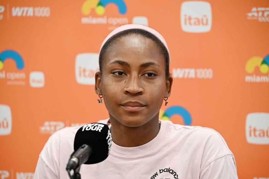 Coco Gauffová nedoléčila zranění, přesto si podnik v Miami nenechá ujít.
