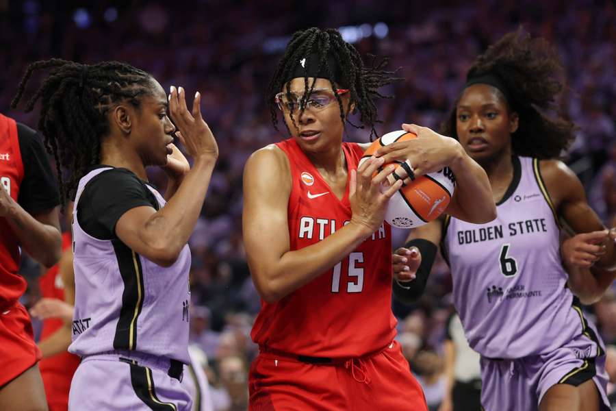 Allisha Gray (au centre) tente de s'en sortir face à Golden State. Allisha Gray (au centre) tente de s'en sortir face à Golden State.