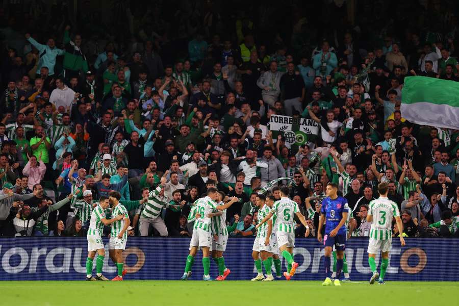 Jogadores do Betis celebram o golo contra o Atlético de Madrid