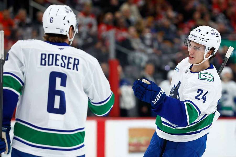 Buium (vpravo) odohral za Vancouver výborný debutový zápas. Buium (vpravo) odohral za Vancouver výborný debutový zápas.