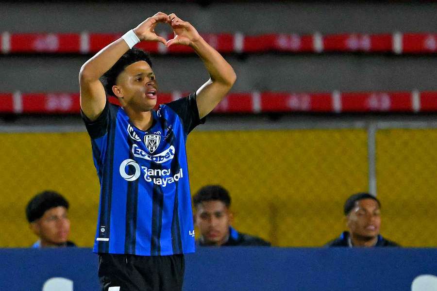Patrik Mercado celebra un gol antes de su grave lesión