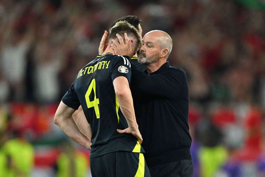 Steve Clarke, selecționerul Scoției, alături de vedeta Scott McTominay Steve Clarke, selecționerul Scoției, alături de vedeta Scott McTominay