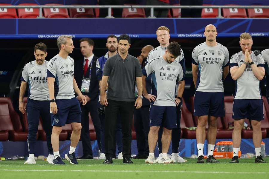 Arteta, junto a su cuerpo técnico