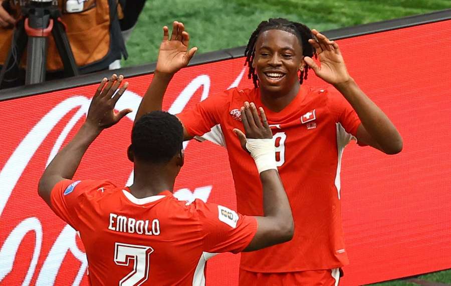 Embolo bedankt sich bei Manzambi Embolo bedankt sich bei Manzambi