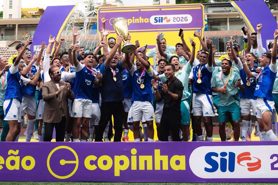 Jogadores do Cruzeiro celebram o bicampeonato da Copinha no Pacaembu