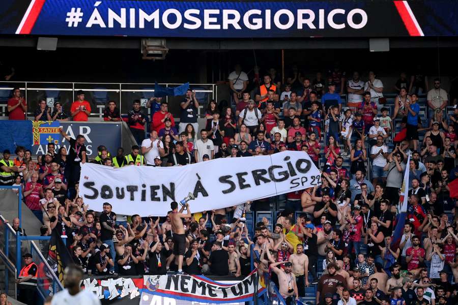 La afición del PSG animó a Sergio Rico durante el último partido de Liga