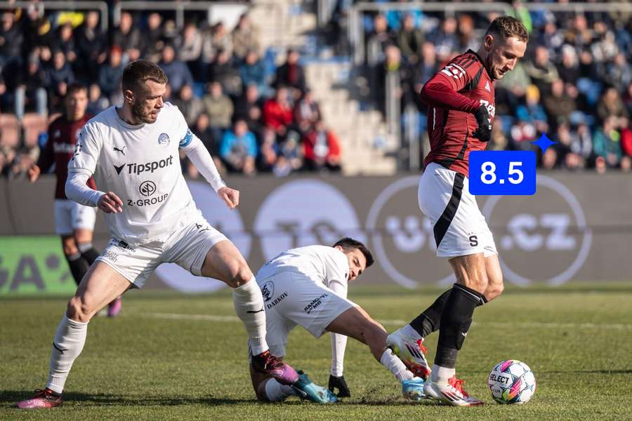 Jan Kuchta (vpravo) uniká obraně Slovácka.