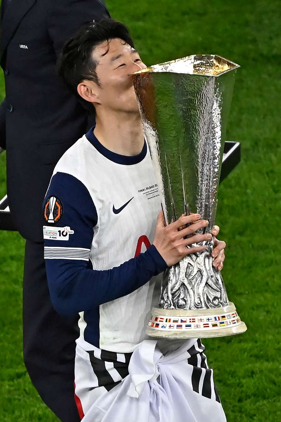 Son é finalmente campeão com a camisa do Tottenham Son é finalmente campeão com a camisa do Tottenham