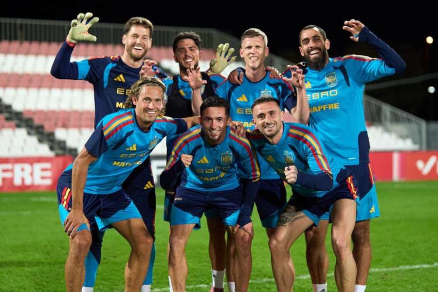 Varios jugadores de la selección española tras el entrenamiento del lunes en Sevilla