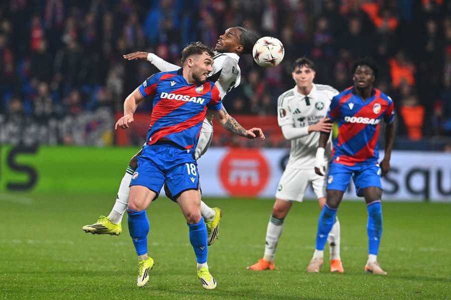 Ladra v souboji o balon.