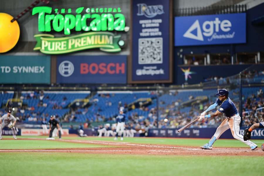Rays' Wander Franco slaat een RBI single in de zevende inning tegen de Astros