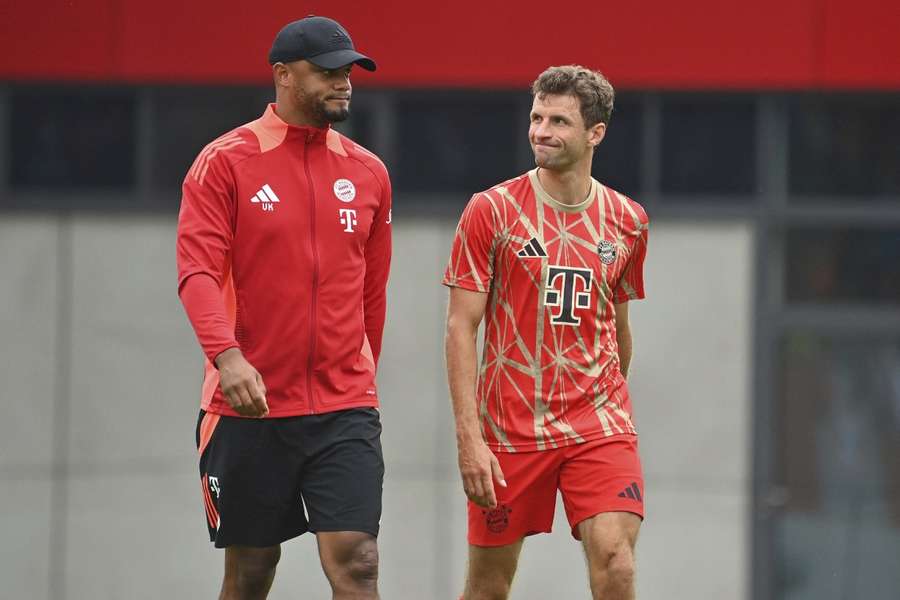 Kompany conversa com Thomas Müller durante treino do Bayern de Munique