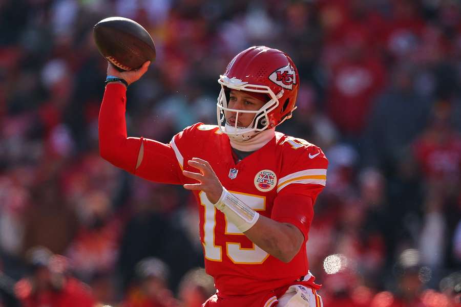 Patrick Mahomes podaje piłkę w meczu przeciwko Los Angeles Chargers (2025) Patrick Mahomes podaje piłkę w meczu przeciwko Los Angeles Chargers (2025)