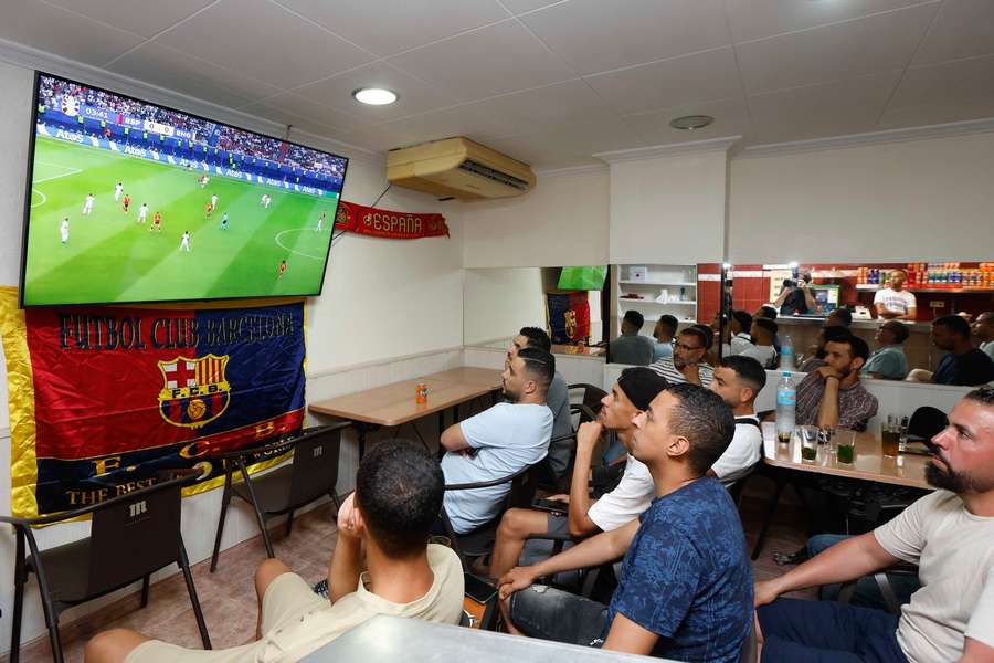 Suporterii Spaniei urmăresc semifinala Cupei Mondiale dintre Spania și Anglia într-un bar din Mataró, în apropiere de Barcelona, Spania, pe 14 iulie 2024, în cartierul Rocafonda, acolo unde Lamine Yamal a făcut primii pași în fotbal.