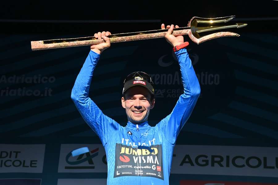 Primoz Roglic holt sich zum zweiten Mal den Gesamtsieg beim Tirreno-Adriatico und feierte dies angemessen. 