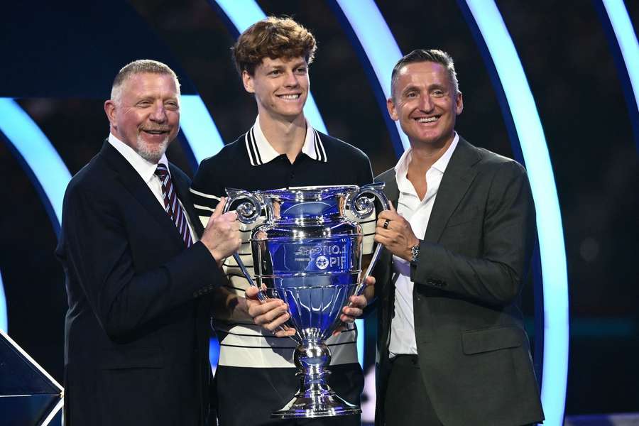 Boris Becker (l.) überreichte Jannik Sinner (M.) Ende 2024 die Trophäe für die Nummer eins der Welt