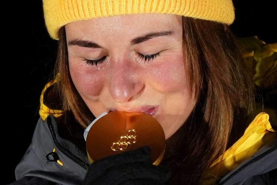 Julia Taubitz mit ihrer olympischen Goldmedaille