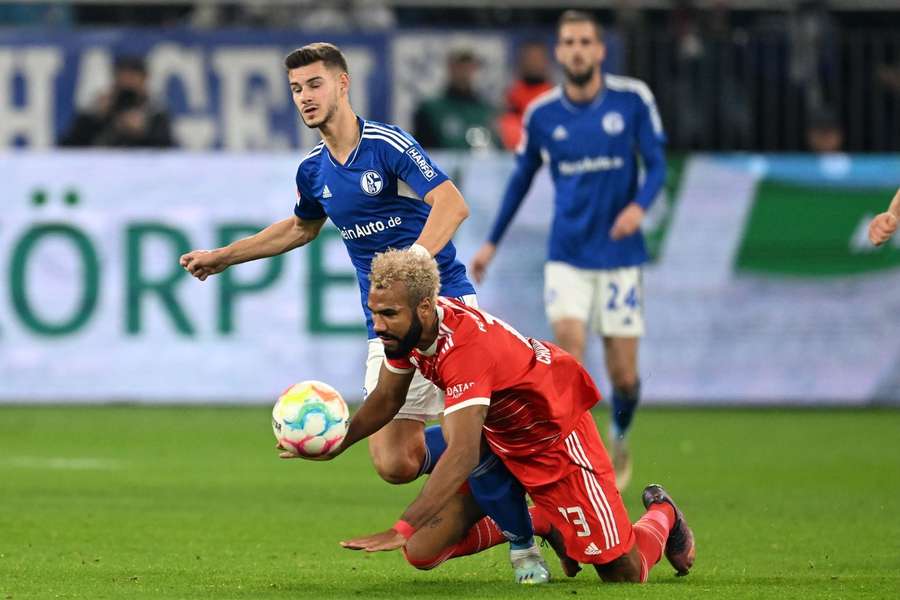 Bayerns Eric Maxim Choupo-Mouing i duel i kampen mod Schalke.