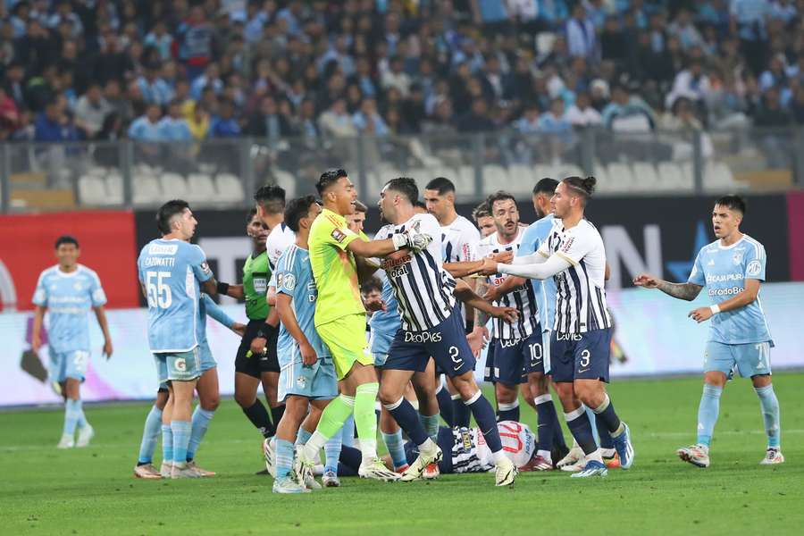 Lance entre Alianza Lima y Sporting Cristal