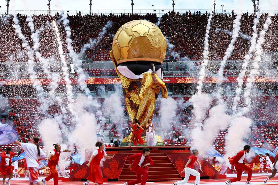 Tecido que formava a taça caiu durante o show Tecido que formava a taça caiu durante o show