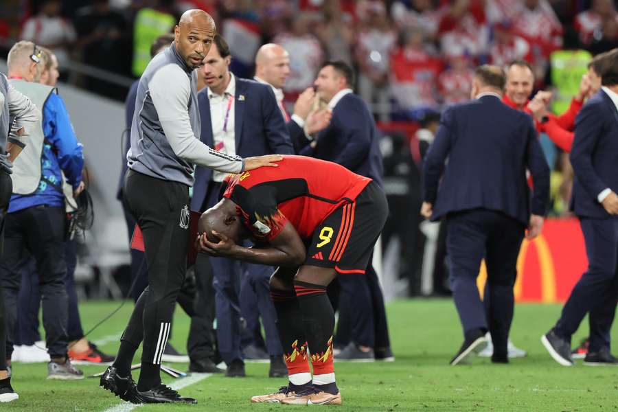 Lukaku consolado por Thierry Henry, adjunto da seleção da Bélgica