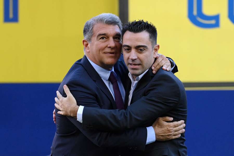 Laporta y Xavi se abrazan durante la presentación del entrenador.