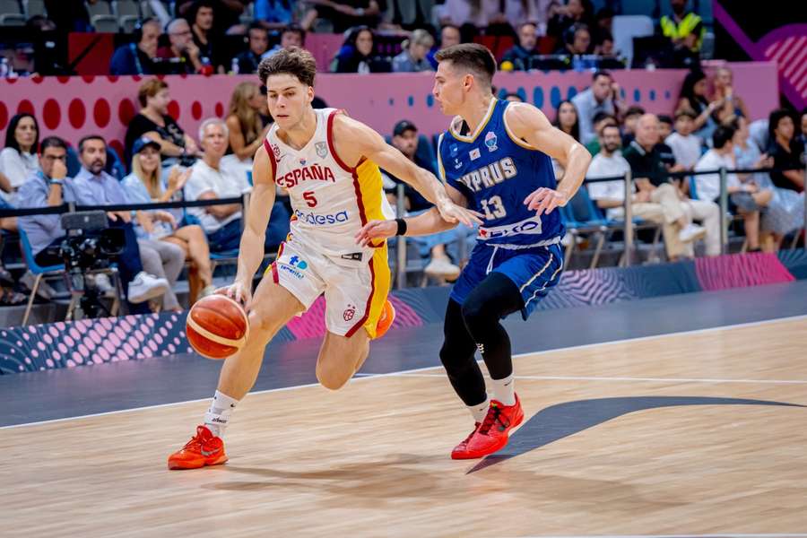 Mario Saint-Supéry ante Filipos Tigkas, durante el España-Chipre
