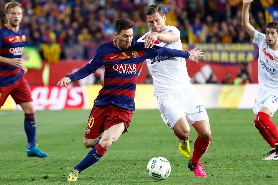Lionel Messi z Barcelony i Grzegorz Krychowiak z Sevilli podczas finałowego meczu Pucharu Hiszpanii, 22 maja 2016 r. na Vicente Calderon w Madrycie. Lionel Messi z Barcelony i Grzegorz Krychowiak z Sevilli podczas finałowego meczu Pucharu Hiszpanii, 22 maja 2016 r. na Vicente Calderon w Madrycie.
