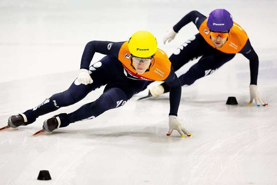 Teun Boer in actie tijdens de kwartfinale 500 meter tijdens de Nederlandse kampioenschappen shorttrack