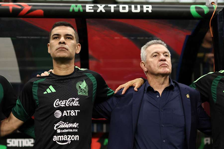 Márquez a Aguirre počas hymny Mexika.