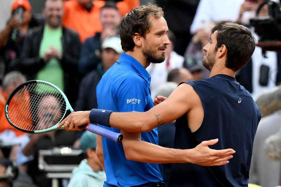 Lorenzo Musetti și Daniil Medvedev se salută după partida din optimile ATP Roma
