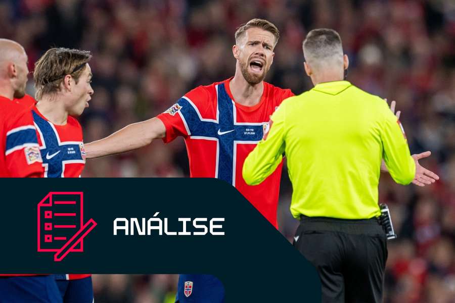 Kristoffer Ajer discute com o árbitro Francois Letexier durante o embate com Portugal Kristoffer Ajer discute com o árbitro Francois Letexier durante o embate com Portugal
