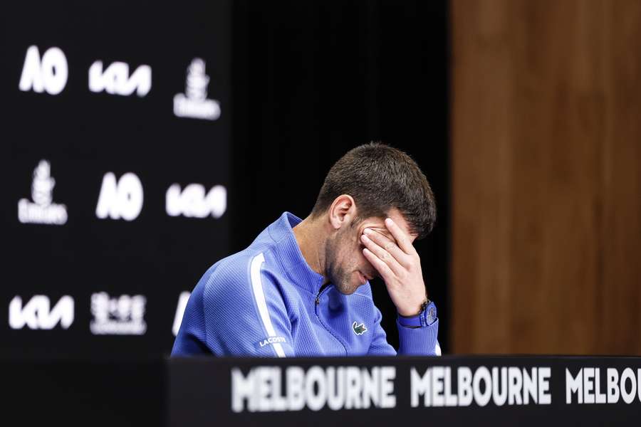 Novak Djokovic baalt van zijn nederlaag tegen Jannik Sinner