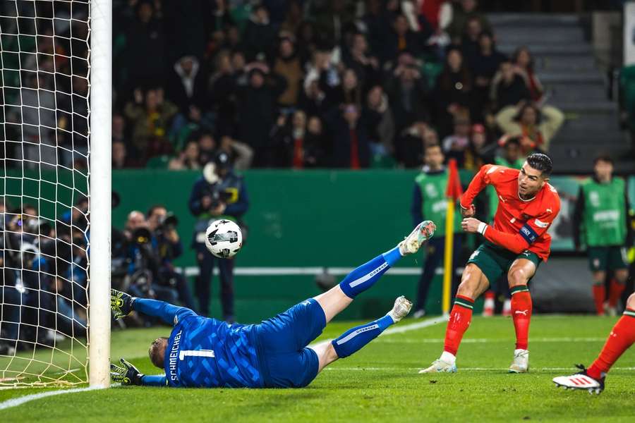 Schmeichel can't prevent Ronaldo from scoring in Lisbon