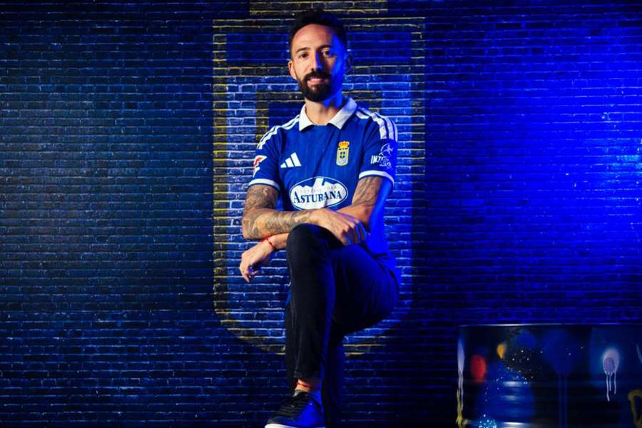 Morales, con la camiseta del Oviedo Morales, con la camiseta del Oviedo
