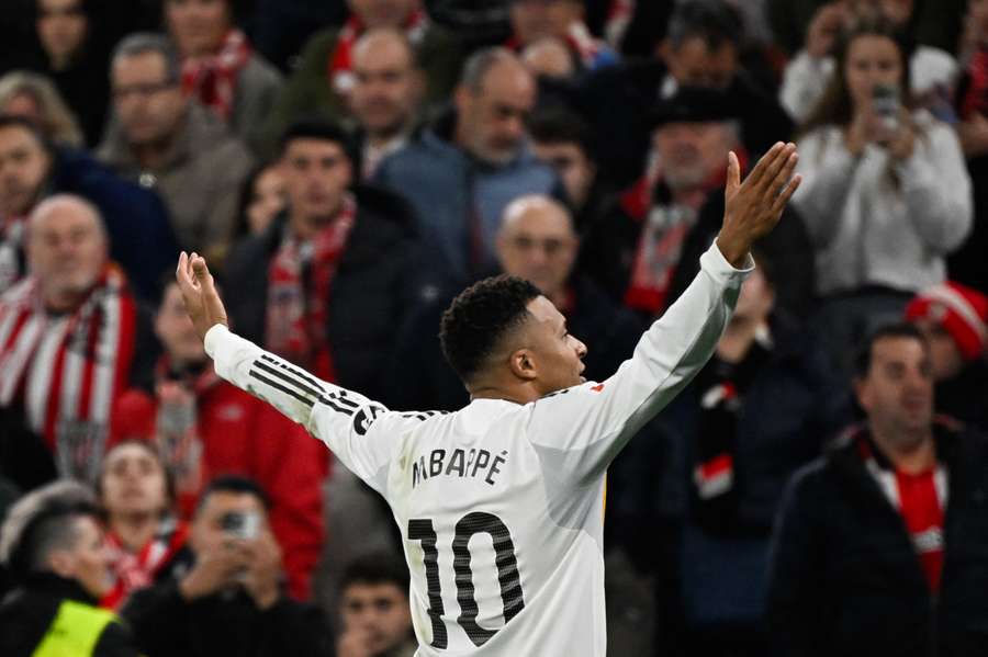 Mbappé celebra un gol en San Mamés que le acerca a un récord asombroso de CR7