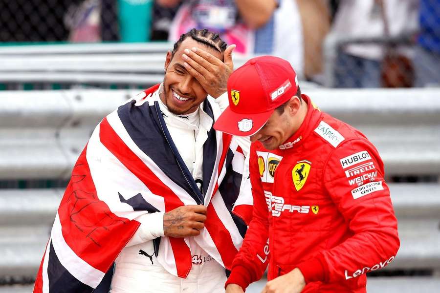 Lewis Hamilton (l.) mit seinem zukünftigen Teamkollegen Charles Leclerc (r.)