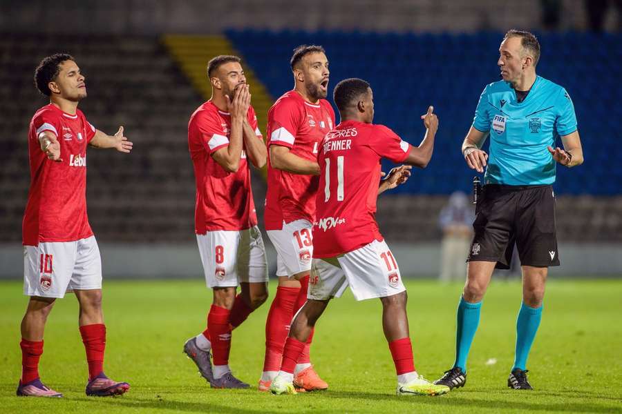 Jogadores do Santa Clara com o árbitro João Pinheiro no jogo com o Sporting