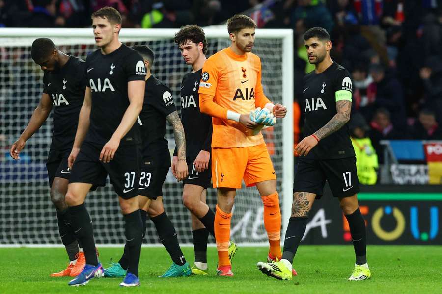 Tottenham Hotspur's Micky van de Ven, Cristian Romero and Guglielmo Vicario at the end of the first half 
