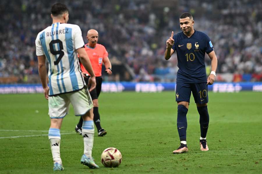 Julián Álvarez y Mbappé