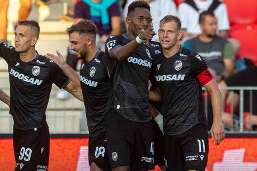 Plzeňský útočník Matěj Vydra s kapitánskou páskou zářil.