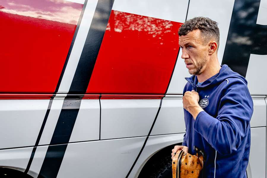 Perisic stapt uit de bus in Tilburg