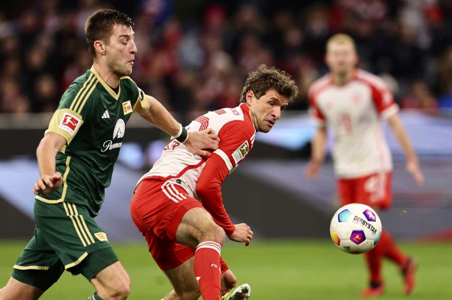 Robin Knoche van Union in duel met Thomas Mueller van Bayern Robin Knoche van Union in duel met Thomas Mueller van Bayern