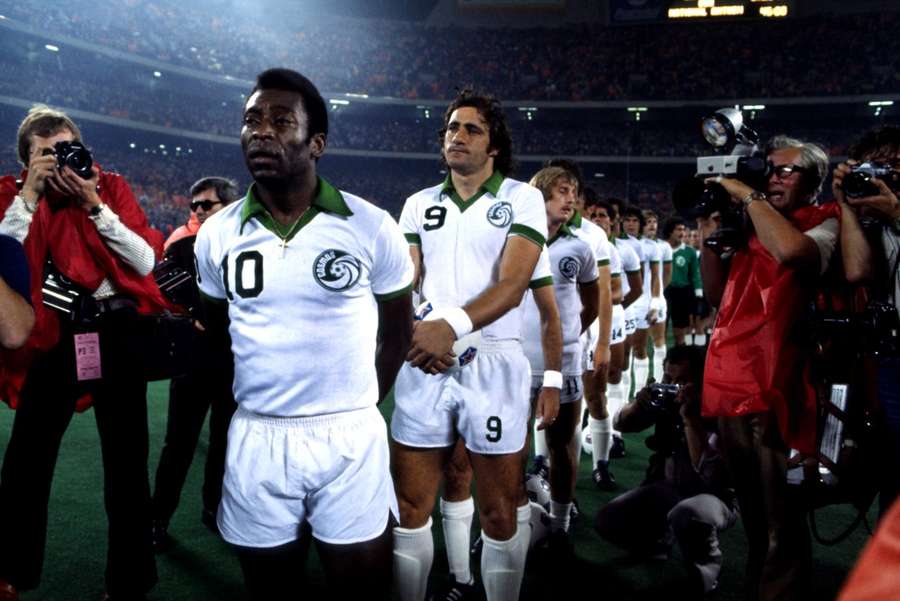 Pelé com a camisa do New York Cosmos, clube que jogou entre 1975 e 1977