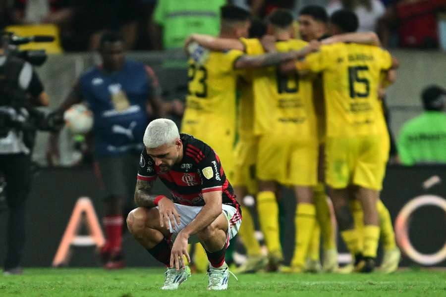 Derrotado pelo Peñarol, Flamengo precisa da vitória em Montevidéu 